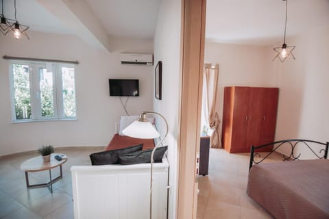 Bed, TV and multimedia, Photo of the whole room, Bedroom