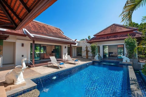Property building, Patio, Day, Balcony/Terrace, Swimming pool, sunbed