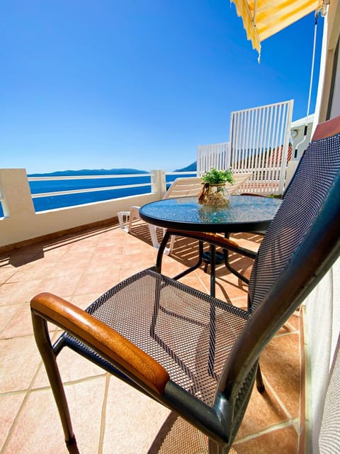 Patio, Day, Natural landscape, View (from property/room), Balcony/Terrace, Seating area, Sea view, sunbed