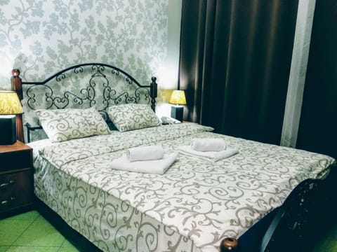 Bed, towels
