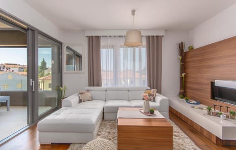 TV and multimedia, View (from property/room), Balcony/Terrace, Living room, Seating area