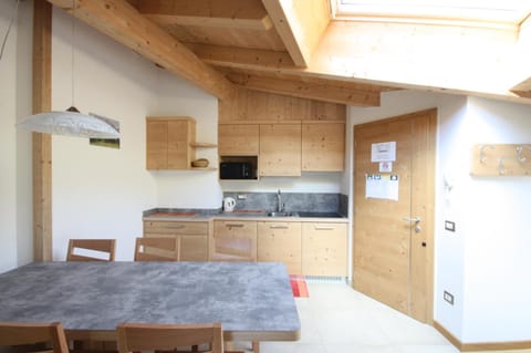 Coffee/tea facilities, Kitchen or kitchenette, Seating area