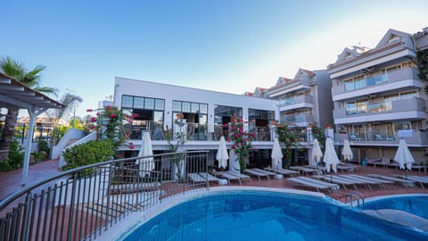 Property building, Patio, Pool view, Swimming pool, sunbed