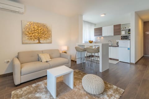 Kitchen or kitchenette, Living room, Seating area, Dining area