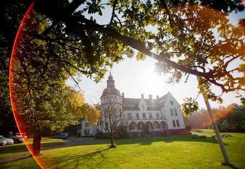 Property building, Nearby landmark, Facade/entrance, Garden, Sunrise