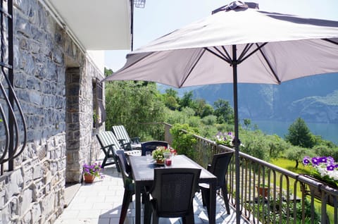 Facade/entrance, Balcony/Terrace, Lake view, Mountain view