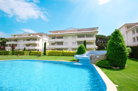 Property building, Pool view, Swimming pool