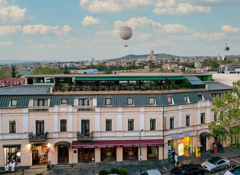 Property building, Nearby landmark, Restaurant/places to eat, Neighbourhood, City view