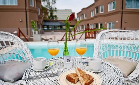 Patio, Day, Food, Swimming pool