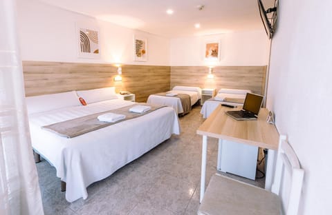 Bed, TV and multimedia, Photo of the whole room
