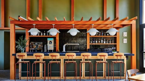 Restaurant/places to eat, Lounge or bar, Food and drinks