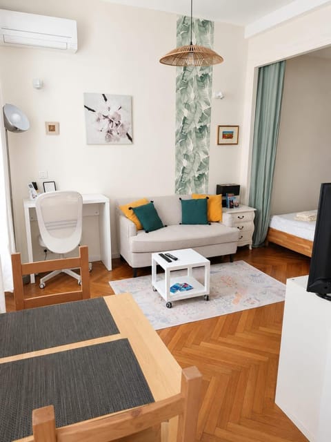 Living room, Seating area, air conditioner