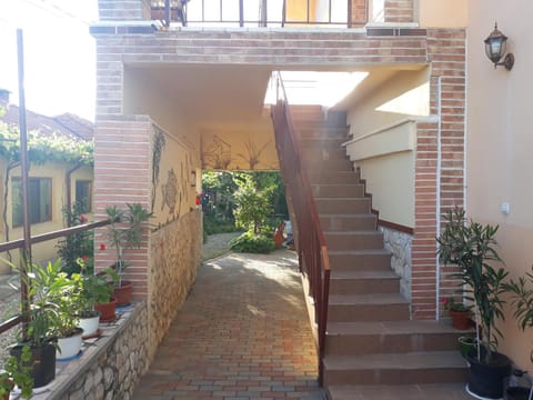 Facade/entrance