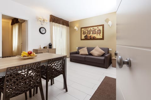 Coffee/tea facilities, Kitchen or kitchenette, Living room, Seating area