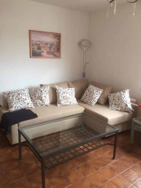 Photo of the whole room, Decorative detail