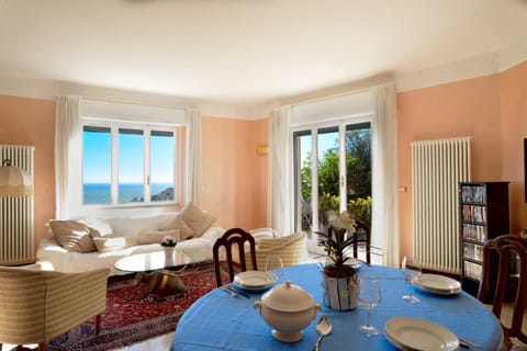 TV and multimedia, Living room, Seating area, Dining area