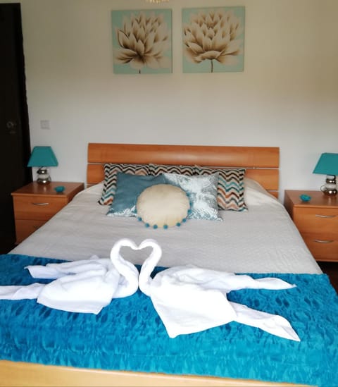 Bed, Photo of the whole room, Decorative detail