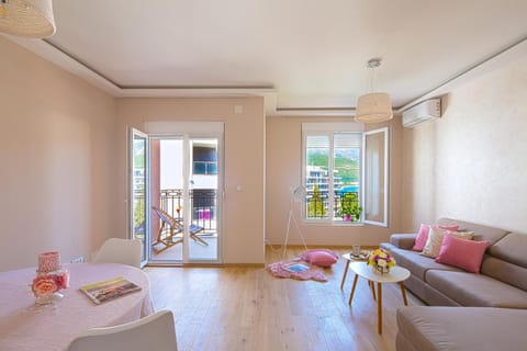 Balcony/Terrace, Living room, Seating area, Dining area, City view, Mountain view, Sea view