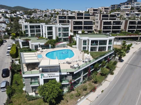 Bird's eye view, Pool view, Location