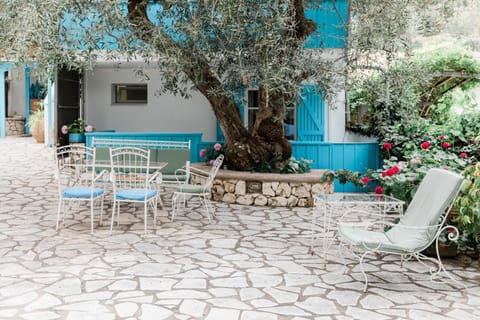 Property building, Patio, Spring, Day, Garden, Garden view, sunbed