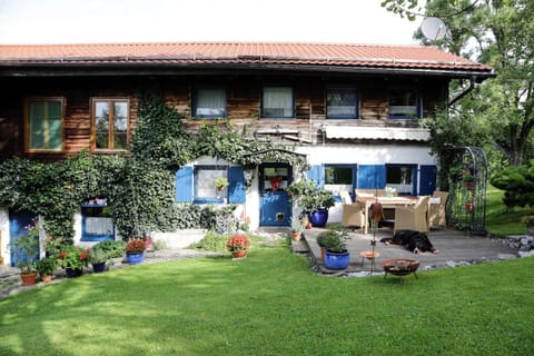 Property building, Facade/entrance, Day, Garden, Balcony/Terrace, On site, Pets