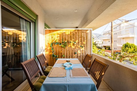 Day, Balcony/Terrace, Seating area, Dining area