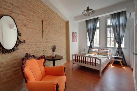 Bed, Living room, Photo of the whole room, Seating area, Bedroom, Family, heating