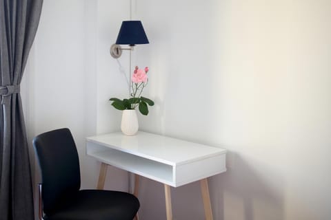 Decorative detail, Seating area, hair dresser, internet, storage