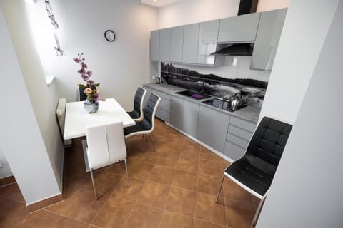 Coffee/tea facilities, Kitchen or kitchenette, Dining area