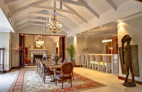 Restaurant/places to eat, Living room, Lounge or bar, Banquet/Function facilities, Seating area, Meeting/conference room, Lunch, Dinner, Alcoholic drinks, Non alcoholic drinks