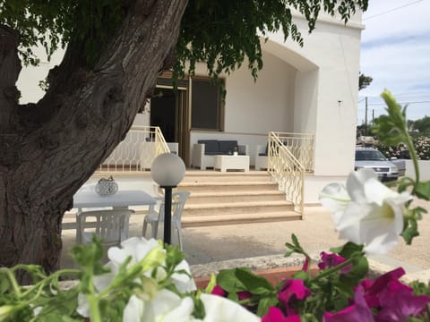 Property building, Patio, Facade/entrance, Day, Garden, View (from property/room), Balcony/Terrace, Garden view, Parking