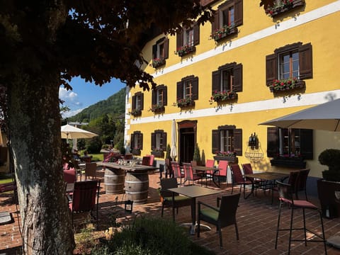 Property building, Restaurant/places to eat, Facade/entrance, Day, Garden, Balcony/Terrace, Garden view, Breakfast
