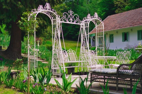 Property building, Garden, Balcony/Terrace