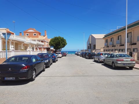 Restaurant/places to eat, Summer, Beach, Street view, Location
