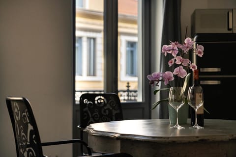 Kitchen or kitchenette, Dining area