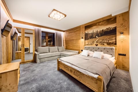 Bed, TV and multimedia, Balcony/Terrace, Living room, Seating area, Bedroom, Mountain view, internet, wardrobe