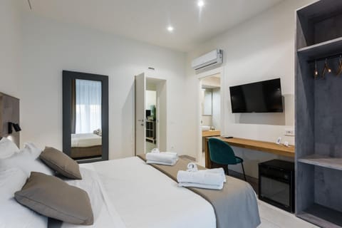 Bed, TV and multimedia, Photo of the whole room, Seating area, Bedroom, towels, air conditioner