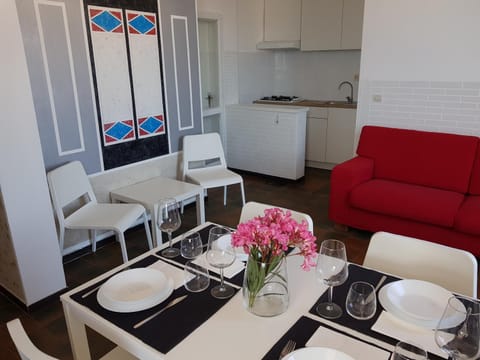 Kitchen or kitchenette, Living room, Seating area, Dining area, Communal kitchen