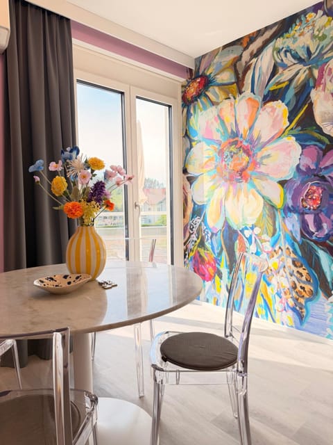 Living room, Decorative detail, Seating area, Dining area
