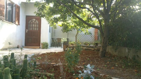 Property building, Patio, Facade/entrance, BBQ facilities, BBQ facilities, Garden, Garden, Balcony/Terrace, Balcony/Terrace, Garden view