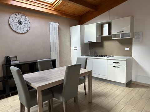 Kitchen or kitchenette, Dining area, stove