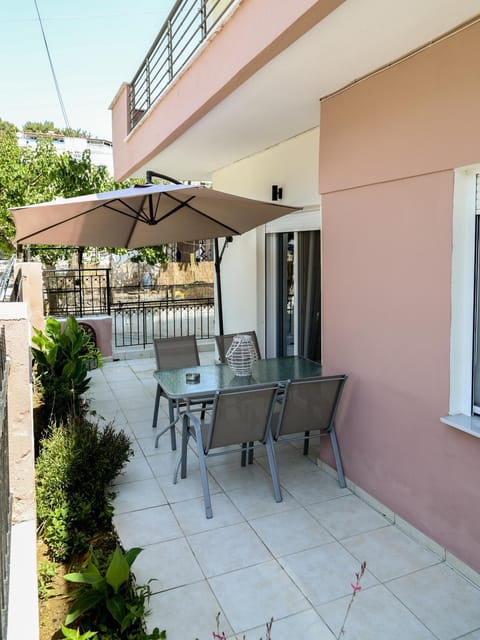 Property building, Patio, Balcony/Terrace