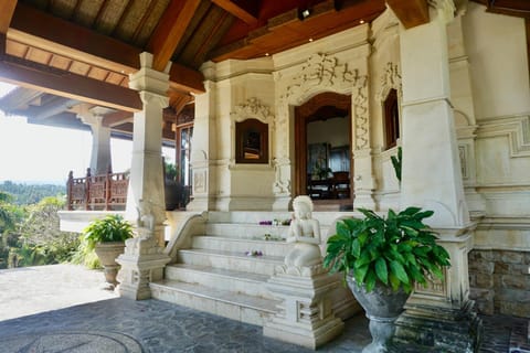 Property building, Facade/entrance, Day, acessibility