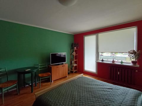 Bed, TV and multimedia, Seating area, Bedroom