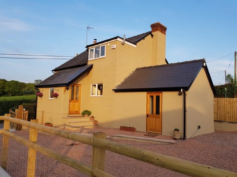 yew tree cottage House in Malvern Hills District