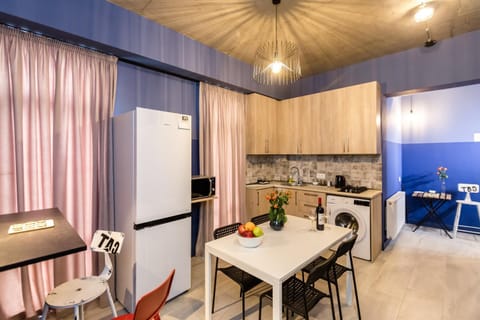 Coffee/tea facilities, Kitchen or kitchenette, Living room, Dining area