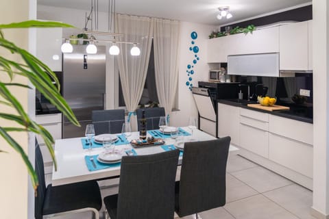 Dining area, kitchen