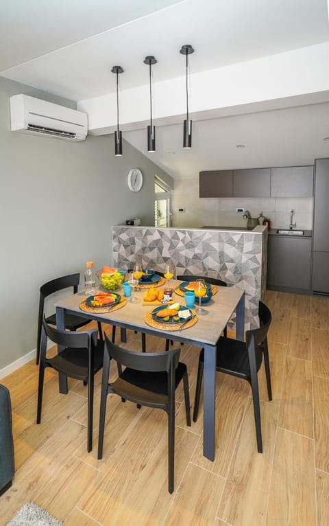 Kitchen or kitchenette, Dining area, air conditioner