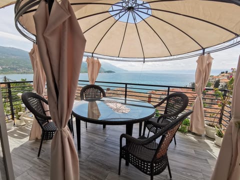 View (from property/room), Balcony/Terrace, Lake view