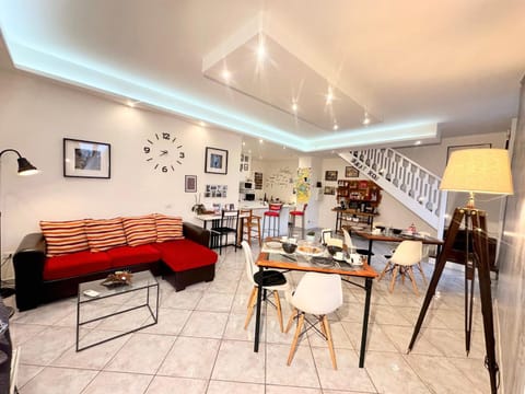 Seating area, Breakfast